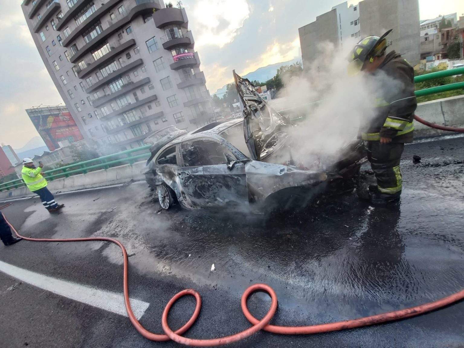 Auto se incendia en el segundo piso del Periférico en la CDMX VIDEO