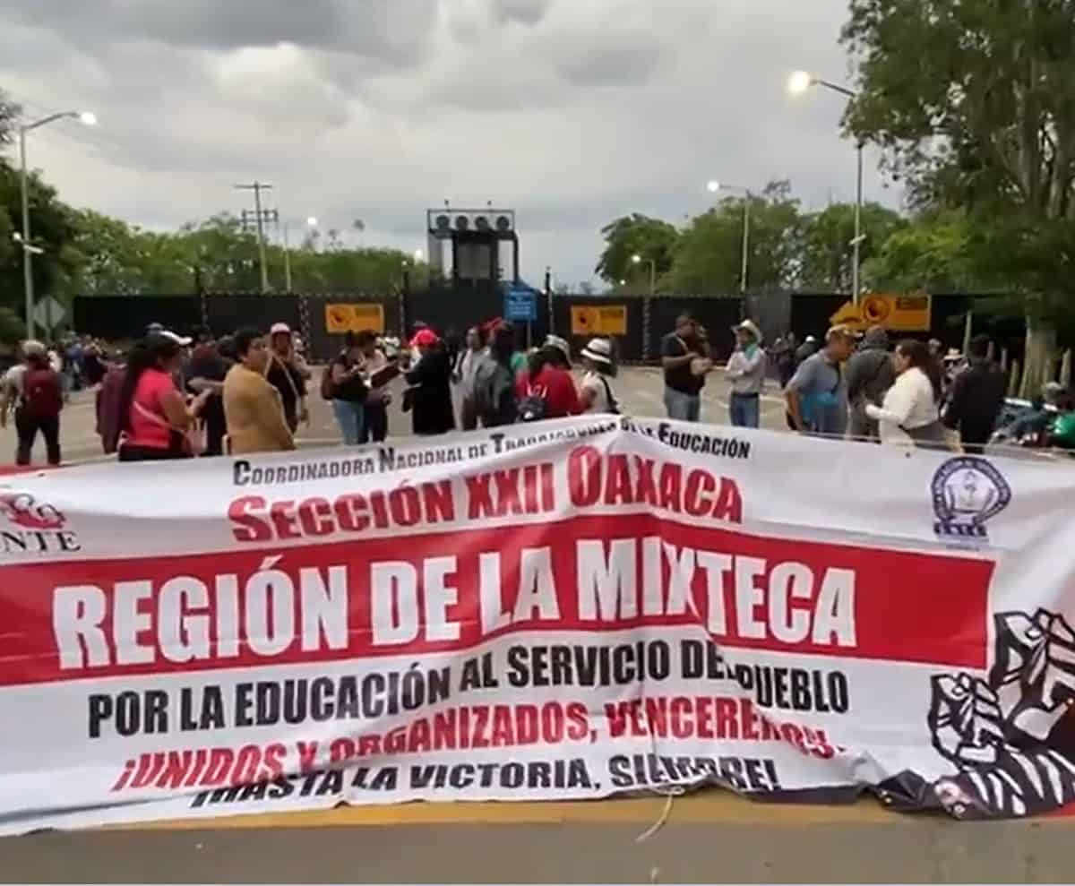 Maestros Bloquean Aeropuerto Internacional Benito Ju Rez