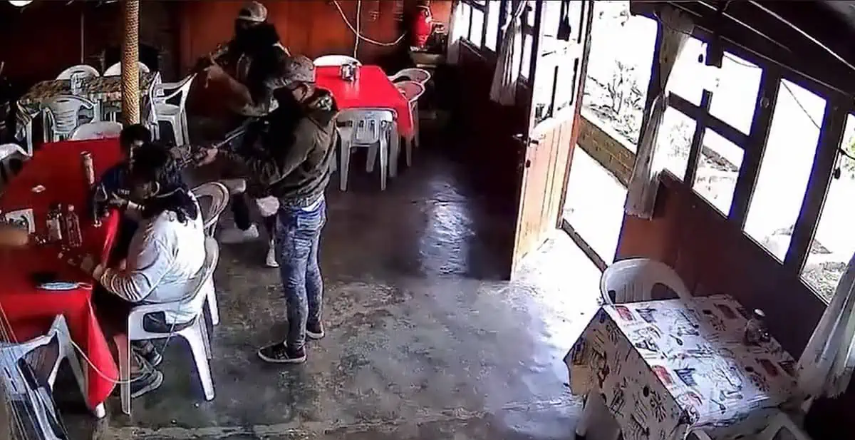 Pacozea Grupo Armado Irrumpe En Restaurante Y Despoja A Fam