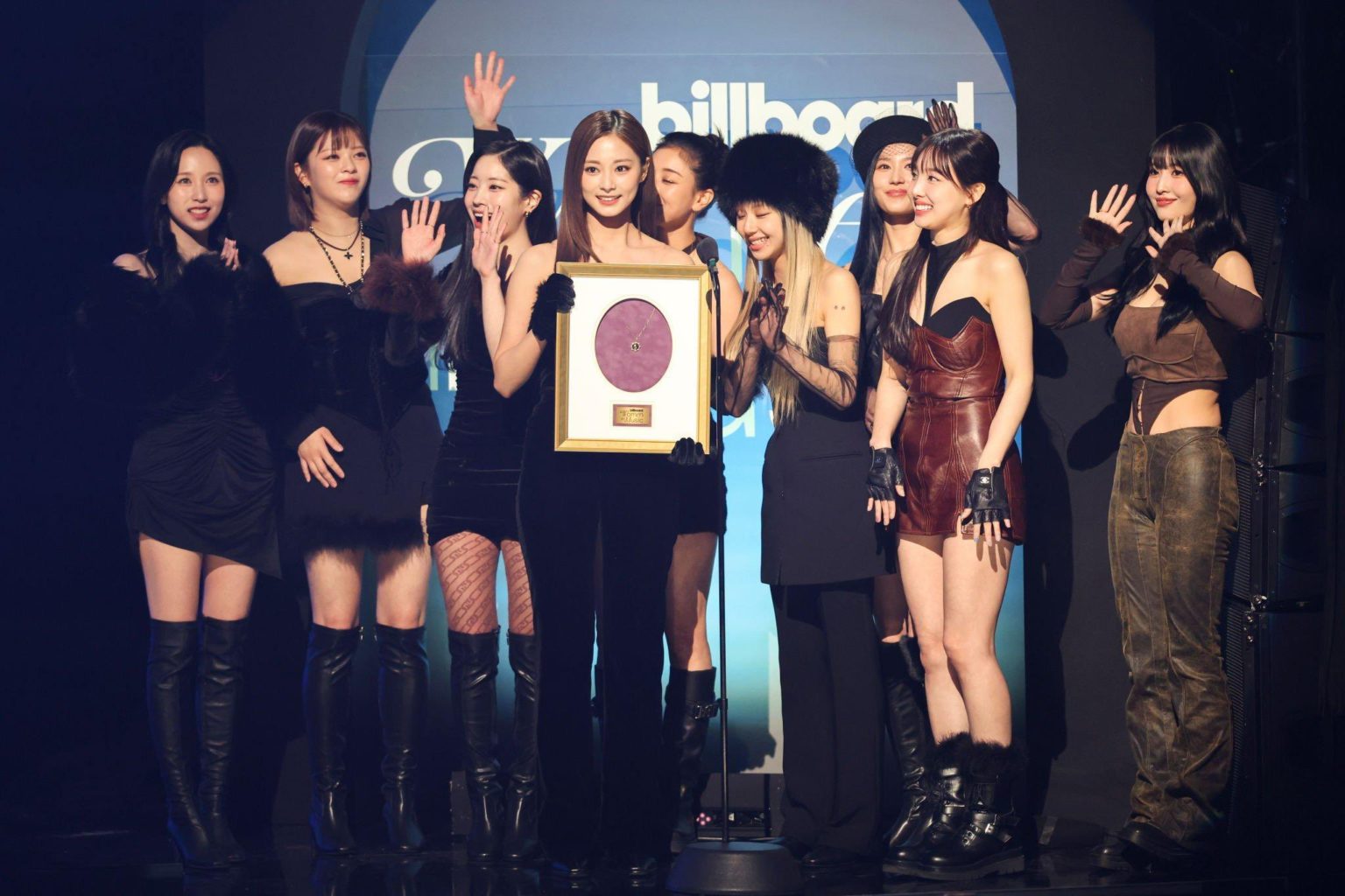 El grupo de K-pop TWICE gana premio Billboard 2023 Women in Music ...