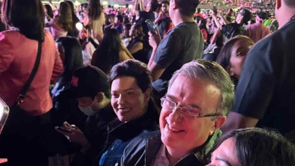 Marcelo Ebrard acude a concierto de Blackpink y se vuelve un Blink