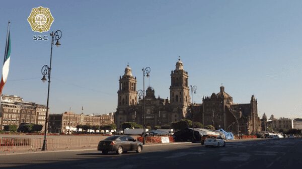 Con vallas y policías, así amaneció el Zócalo capitalino