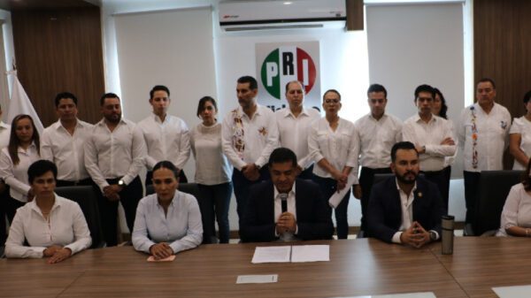 Dicen adiós al PRI 8 diputado y dirigente del partido en Hidalgo