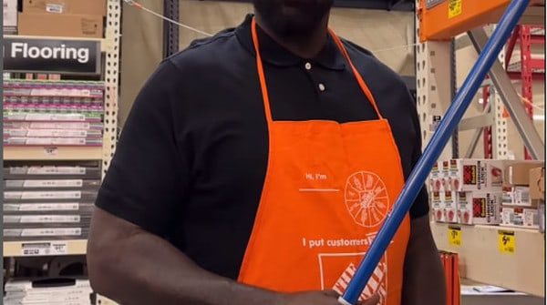 La estrella Shaquille O'Neal se pasea por Home Depot para regalar lavadoras