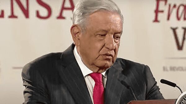 AMLO afirma que libros de texto gratuito llegarán a tiempo para inicio de clases