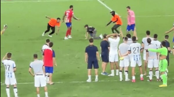 Taclean a niño que ingresó a la cancha durante partido entre Atlético de Madrid y Real Sociedad