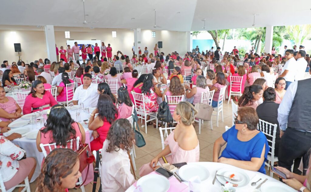 Se unen mujeres al Desayuno Rosa en beneficio de familias solidarenses