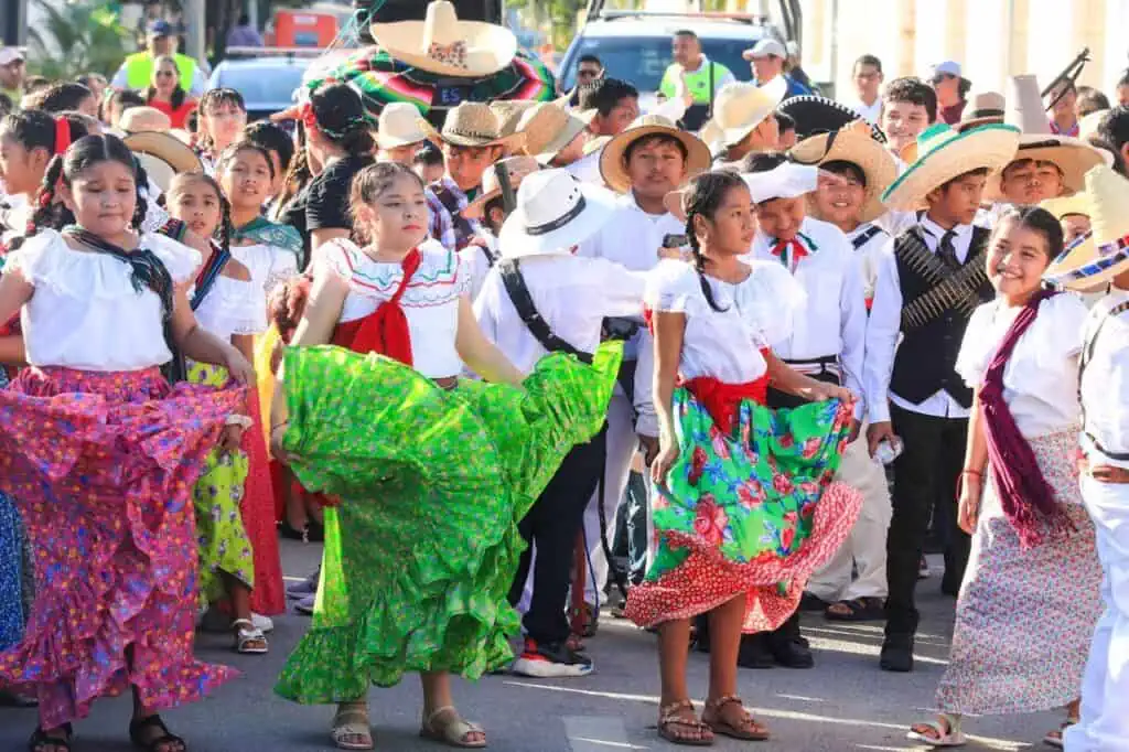 Realizan desfile revolucionario en Puerto Aventuras