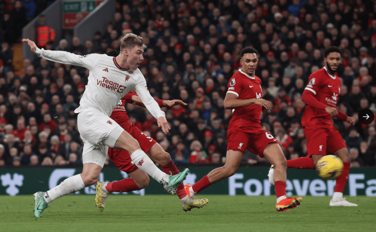 El Liverpool tropezó ante el Manchester United y pierde el liderato en la Premier League