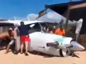 Aterrizaje de emergencia de avioneta en Playa Bacocho, Oaxaca