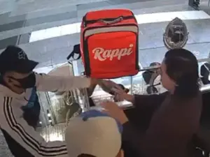 Robo en joyería de centro comercial: supuesto repartidor implicado