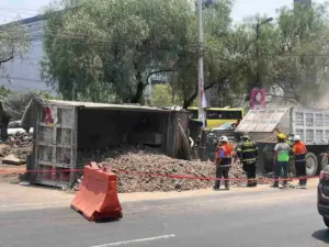 Camión con 22 toneladas vuelca en Picacho Ajusco por falla en frenos