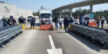 Normalistas toman caseta de autopista México-Cuernavaca