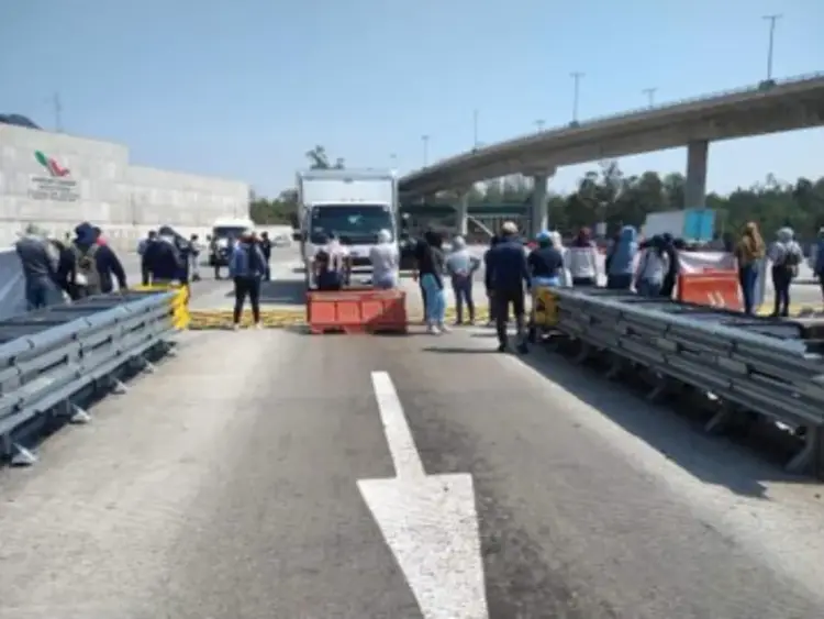 Normalistas toman caseta de autopista México-Cuernavaca