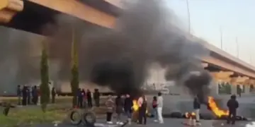 Bloqueo y choque generan caos vial en autopista México-Puebla