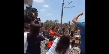 Por una selfie, mujer muere cerca de las vías de locomotora Emprees 2816