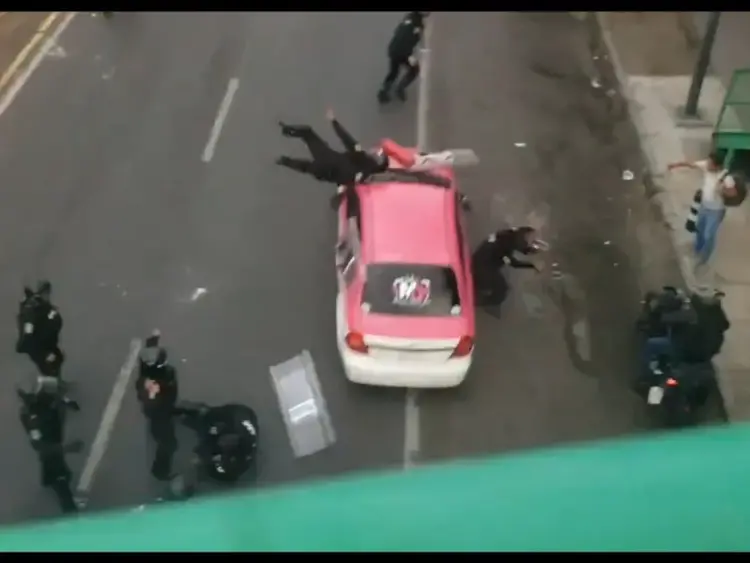 Taxista arrolla a policías de la CDMX que se encontraban en manifestación