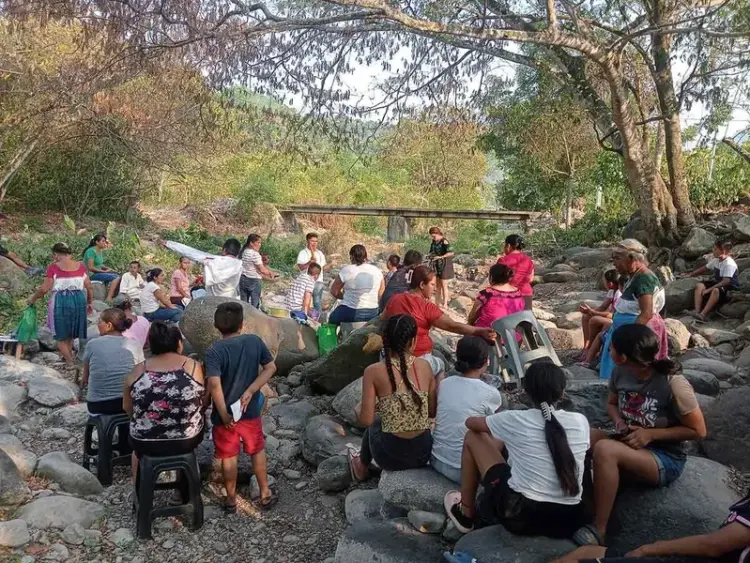 Niños realizan ritual para atraer la lluvia en Hidalgo