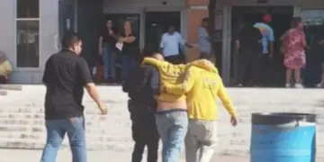 En Nuevo León, policías rescatan a joven de golpe de calor