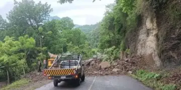 Derrumbe en Tlanchinol bloquea ruta principal en Hidalgo