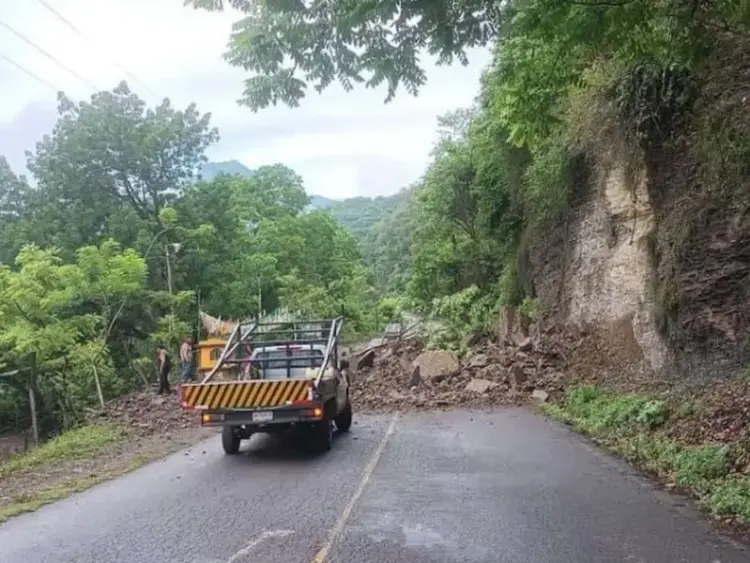 Derrumbe en Tlanchinol bloquea ruta principal en Hidalgo