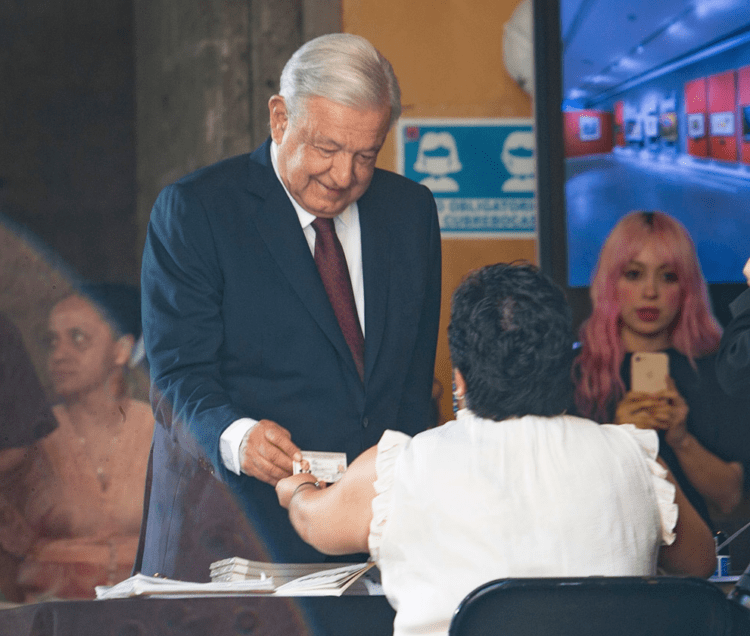 AMLO vota con su esposa en casilla del Centro Histórico