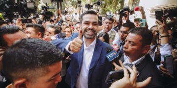 Álvarez Máynez emite su voto, asegura que "es una experiencia única"