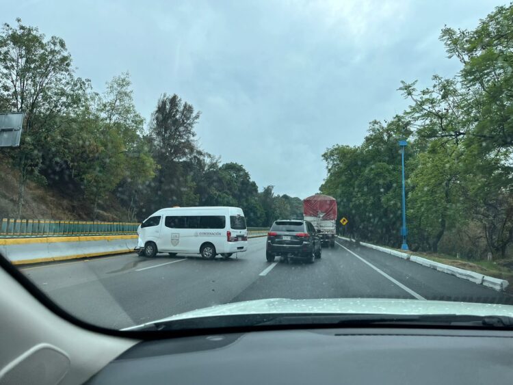 Choca camioneta que transportaba migrantes en la autopista