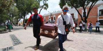 Con féretro, llegan familiares de Lety al Palacio de Gobierno de Tlaxcala