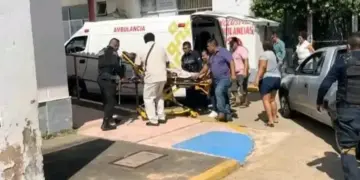 Ataque y persecución: sicarios intentan rematar a tesorera de Texistepec en ambulancia