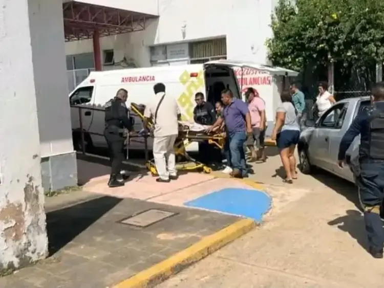 Ataque y persecución: sicarios intentan rematar a tesorera de Texistepec en ambulancia