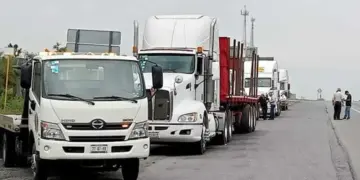 En Nuevo León, transportistas se quejan de extorsiones con caravana