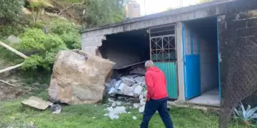 Caen rocas gigantes sobre casa en Hidalgo