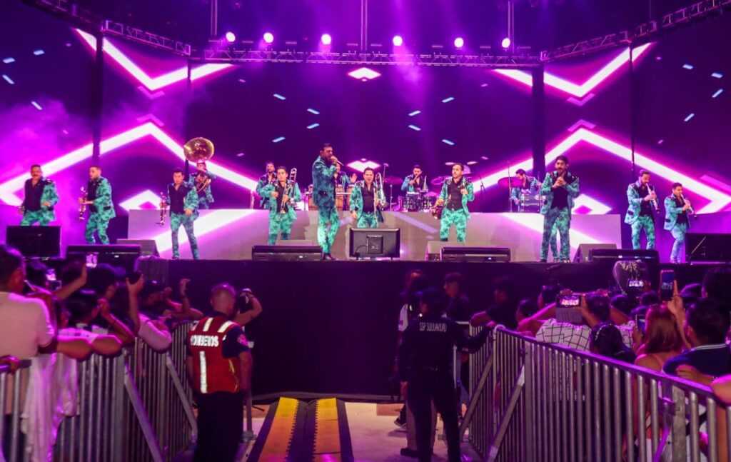 Especular presentación de la banda El Recodo en la feria de Playa del Carmen