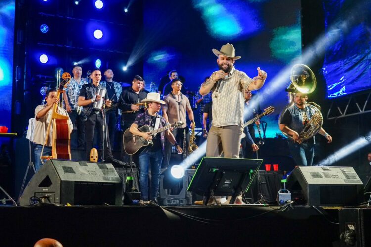 Carín León, hace vibrar a la Plaza 28 de Julio