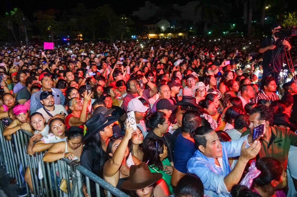 Carín León, hace vibrar a la Plaza 28 de Julio