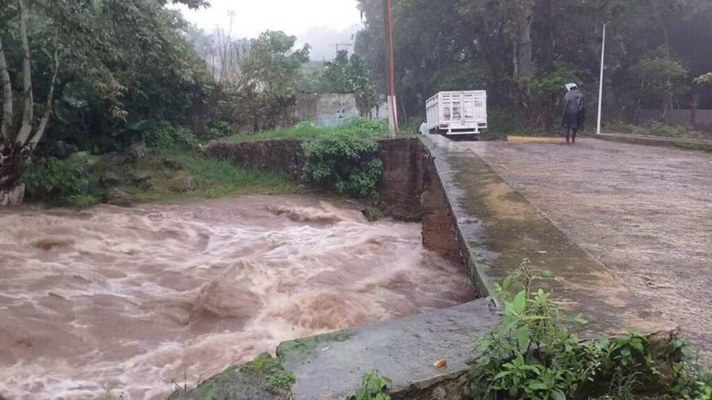 Desaparecen cuatro policías en tormenta, mientras ayudaban en Veracruz