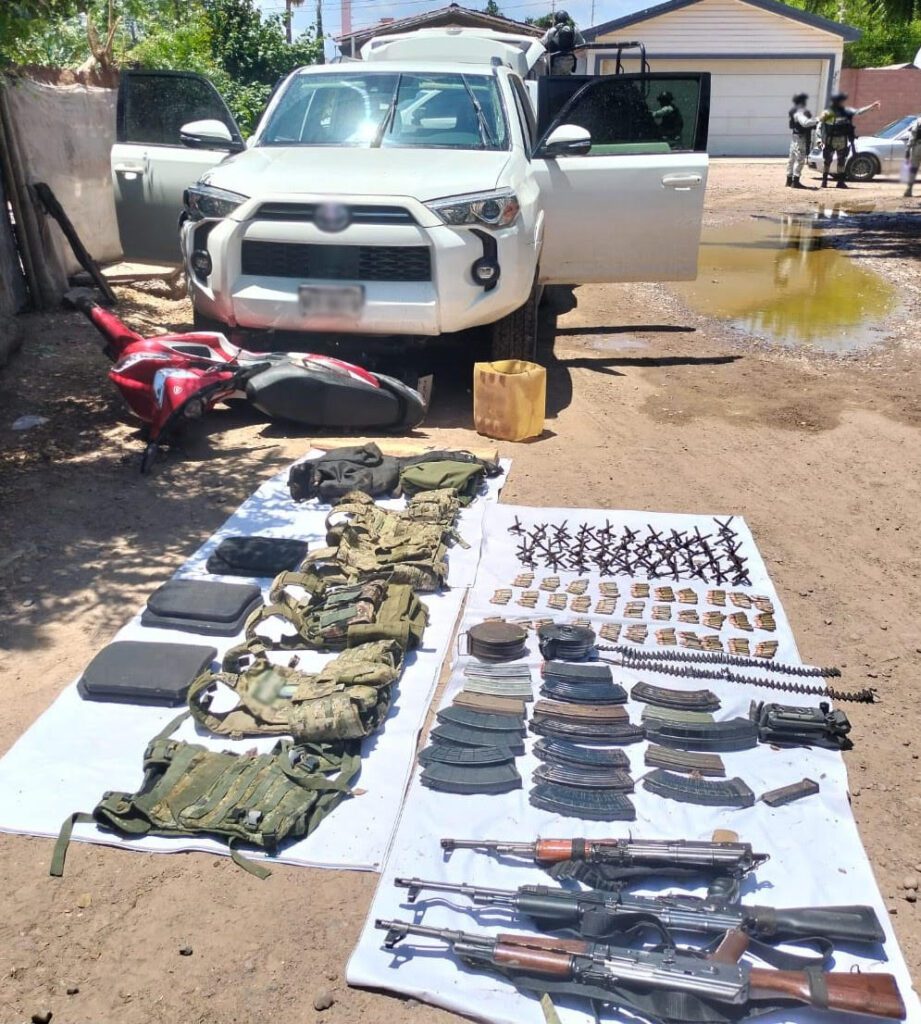 Arsenal incautado: Guardia Nacional desmantela vehículo con armamento en Navolato