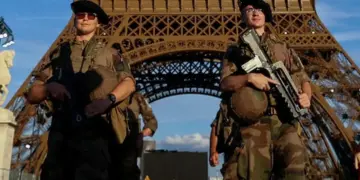 Aficionado que intentó escalar la Torre Eiffel en París es detenido