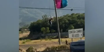 Hombre choca contra poste, mientras andaba en parapente