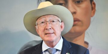 Ken Salazar, expresó su disposición para dialogar sobre la reforma judicial en México