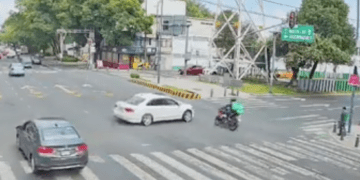 Accidente en CDMX: Automovilista se da a la fuga tras arrollar a motociclista