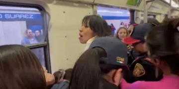 Policías del Metro enfrentan mujeres por desalojo de cuentista e hija