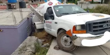 Pánico por choque de pipa de gas: se estrella con una casa y se fuga combustible