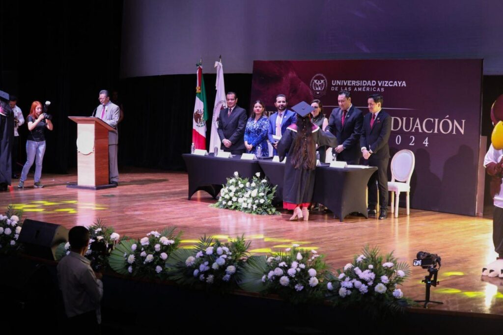 Felicita gobierno de Solidaridad a graduados de la Universidad Vizcaya, campus Playa del Carmen