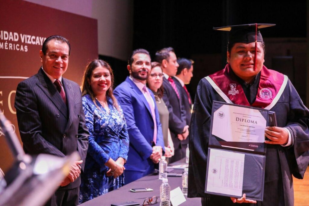 Felicita gobierno de Solidaridad a graduados de la Universidad Vizcaya, campus Playa del Carmen