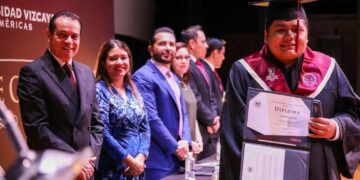 Felicita gobierno de Solidaridad a graduados de la Universidad Vizcaya, campus Playa del Carmen