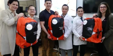 El IMSS recibe mochilas tácticas para responder a emergencias y desastres