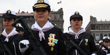 Destaca contingente de mujeres navales en desfile de la Revolución Mexicana