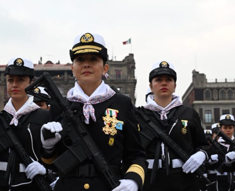 Destaca contingente de mujeres navales en desfile de la Revolución Mexicana